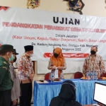 Bupati Ikfina ketika meluncurkan Superdeal.