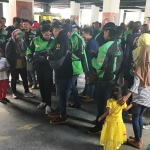 Ratusan driver Go-Jek saat menghadiri Gathering dan Ulang Tahun Community Ojol Jember (COJ) pertama di Jakcloth Kecamatan Patrang, Jember, Jawa Timur. 