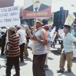 Warga Desa Gayaman saat menggelar aksi di pintu masuk Pemkab Mojokerto. foto: YUDI EP/ BANGSAONLINE