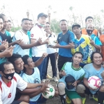 Yuhronur Efendi saat bersama generasi muda pecinta bola voli.  (foto: ist)