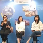 Manager Marketing Universitas Prasetya Mulya Elga Fransisca (kiri) bersama dua alumni yang sukses berkarir di bidangnya. Rizki Daniarto/ bangsaonline.com 