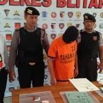 Pelaku saat dirilis oleh Tim saber pungli Polres Blitar.