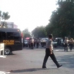 Polisi melakukan pengamana dan olah TKP.