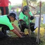 Wali Kota Rukmini didampingi Kepala BLH, Tutang, secara simbolis melakukan tanam pohon. (foto: andi/BANGSAONLINE)