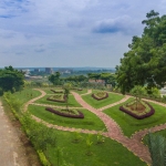 Taman Bukit Daun menjadi wahana wisata baru bagi masyarakat, dilengkapi beberapa fasilitas diantaranya spot foto menarik. 
