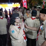 Pj Wali Kota Kediri sekaligus Ketua Majelis Pembimbing (Mabicab) Gerakan Pramuka Kota Kediri usai dianugerahi penghargaan oleh Kwartir Daerah Gerakan Pramuka Jawa Timur. Foto: Ist