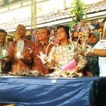 Menteri LH bersama Kapolres Tanjung Perak Surabaya saat menunjukkan barang bukti. foto: rusmiyanto/BANGSAONLINE