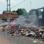 Tumpukan sampah yang berada di Jl. Letnan Sunarto Bangkalan, RW 01 Pangeranan, Kecamatan Bangkalan, Kabupaten Bangkalan.