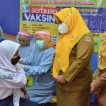 Wabup Bu Min saat meninjau vaksinasi pelajar di SMPN 6 Kedamean. foto: ist.