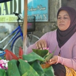 Aprianti, salah seorang penjaja bunga tabur di Pacitan.