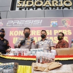 Kapolresta Sidoarjo Kombes Pol. Kusumo Wahyu Bintoro saat jumpa pers.