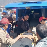 Bupati Pasuruan Irsyad Yusuf saat dievakuasi ke mobil ambulans.