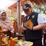 Bupati Kediri Hanindhito Himawan Pramana ketika meninjau stand UMKM dalam sebuah pameran. Foto: Ist.