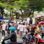 Paguyuban Pedagang Mobil Jombang (PPMJ) saat bagi-bagi takjil dan santunan kepada anak yatim. Foto: AAN AMRULLOH/ BANGSAONLINE