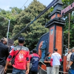 Warga Petungroto saat menggelar aksi demo di depan Kantor DPRD Kabupaten Kediri. foto: MUJI HARJITA/ BANGSAONLINE