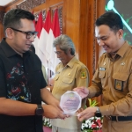 Pj Wali Kota Mojokerto, Moh Ali Kuncoro saat memberi penghargaan kepada pemenang lomba tertib arsip (dok. Ist)