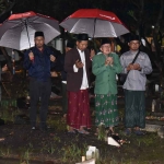 Bupati Sidoarjo, Ahmad Muhdlor Ali, saat berdoa di makam Desa Waru yang sebagian terdampak proyek FR. Foto: Ist
