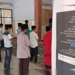 Para guru dan siswa MI Baitul Hikmah saat menggelar sholat ghaib untuk korban KRI Nanggala-402. foto: MUJI HARJITA/ BANGSAONLINE