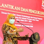 Gubernur Jawa Timur Khofifah Indar Parawansa  saat memberi sambutan pada Pelantikan dan Pengukuhan Dewan Penasehat, Dewan Pertimbangan dan Dewan Pengurus KADIN Provinsi Jawa Timur Masa Bakti 2019-2024 di Graha Kadin Jatim, Jalan Bukit Darmo Raya Surabaya, Jum’at (20/11). foto: ist/ bangsaonline.com