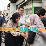 Calon Wali Kota Kediri nomor urut 1, Vinanda Prameswati saat menyalami warga. Foto: Muji Harjita/BANGSAONLINE