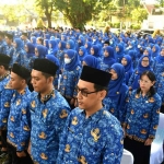 Pegawai Negeri Sipil (PNS) menerima gaji ke-13.