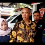 dr Eko Budiono, Kepala Dinkes Pacitan saat memberikan keterangan pers. foto: YUNIARDI S/ BANGSAONLINE