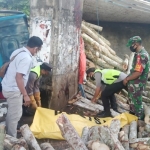 Petugas sedang mengevakuasi jenazah korban.