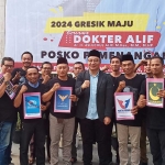 Asluchul Alif (empat dari kanan) bersama 10 petinggi parpol nonparlemen Gresik usai memberikan dukungan. Foto: SYUHUD/ BANGSAONLINE