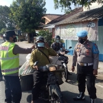 Dalam rangka peningkatan kedisiplinan masyarakat terkait kepatuhan protokol kesehatan (prokes), Polres Madiun menggelar operasi yustisi beserta pembagian masker kepada pengguna jalan secara serentak, Selasa (7/9/2021). (foto: ist)