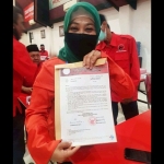 Kartika saat menunjukkan rekom dari DPP PDIP.