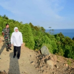 Gubernur Khofifah saat berkunjung ke Pantai Mutiara di Desa Tasikmadu, Kecamatan Watulimo, Trenggalek.