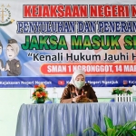 Tim dari Kejaksaan Negeri Nganjuk saat memberi penerangan dan penyuluhan hukum di SMA Negeri 1 Ngronggot.