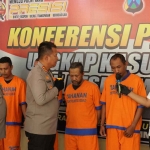 Kapolresta Sidoarjo, Kombes Pol Kusumo Wahyu Bintoro saat mengintrogasi salah satu dari empat pelaku penggelapan mobil rental di Sidoarjo, Senin (7/8/2023)