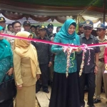 Peresmian dan pembukaan pasar oleh istri Bupati, Ani Syafii, dengan pengguntingan pita. foto: ERRI SUGIYANTO/ BANGSAONLINE