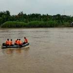 Petugas menyisir sungai Bengawan Solo.