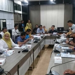 Suasana hearing Komisi IV dengan Sekber Asosiasi Buruh Gresik. foto: SYUHUD/BANGSAONLINE