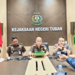 Kajari Tuban saat menggelar konferensi pers terkait dugaan korupsi pengadaan APMD.