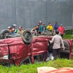 Kondisi mobil yang disambar KA Rapih Dhoho di Dusun Ngreco, Desa Rembang, Kecamatan Ngadiluwih, Kabupahen Kediri.