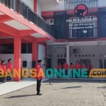 Ketua DPC PDIP Kabupaten Kediri, Murdi Hantoro, saat bertindak sebagai Inspektur Upacara. Foto: MUJI HARJITA/BANGSAONLINE