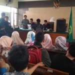 Warga yang mengurus surat tidak pernah dipidana memadati ruang sidang PN Tuban.