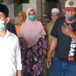 Kedatangan Gus Barra (kiri) disambut hangat oleh masyarakat setempat.