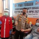 Dalam rangka memperingati HPN ke-75, PWI Kabupaten Tuban menggelar kegiatan donor darah dan bakti sosial, dihadiri oleh Kapolres Tuban AKBP Ruruh Wicaksono beserta jajaran kasat dan anggota, serta diikuti oleh perwakilan dari Pemerintah Kabupaten Tuban, Jumat (5/2/2021). (foto: ist)