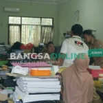 Penyidik KPK saat menjalankan tugas penggeledahan dikantor Dinas PU Cipta Karya. foto: dok.bangsaonline/ RONY SUHARTOMO