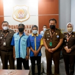 Jajaran Kejaksaan Kejari Nganjuk foto bersama Jajaran Rutan Kelas II B Nganjuk usai penyerahan paket takjil. 