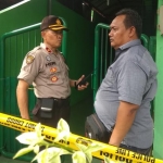 Petugas sudah memasang police line di rumah korban.