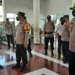 Polresta Banyuwangi memberikan pelayanan rapid test antigen gratis khusus untuk sopir logistik. (foto: ist)