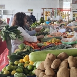 Pedagang kebutuhan dapur di Pasar Setono Betek saat sedang melayani pembeli