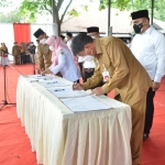 Bupati Gresik, Fandi Akhmad Yani, saat melantik pejabat, beberapa waktu lalu. Foto: SYUHUD/ BANGSAONLINE