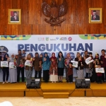 Wakil Bupati Kediri, Dewi Mariya Ulfa, bersama perwakilan Pokja Kampung yang baru dikukuhkan. Foto: Ist