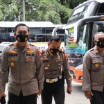 Kapolres Kediri, AKBP Agung Setyo Nugroho, didampingi Kasatlantas Polres Kediri, AKP Bobby Muhammad Zulfikar, saat mengecek Terminal Bus Pare. Foto: Ist